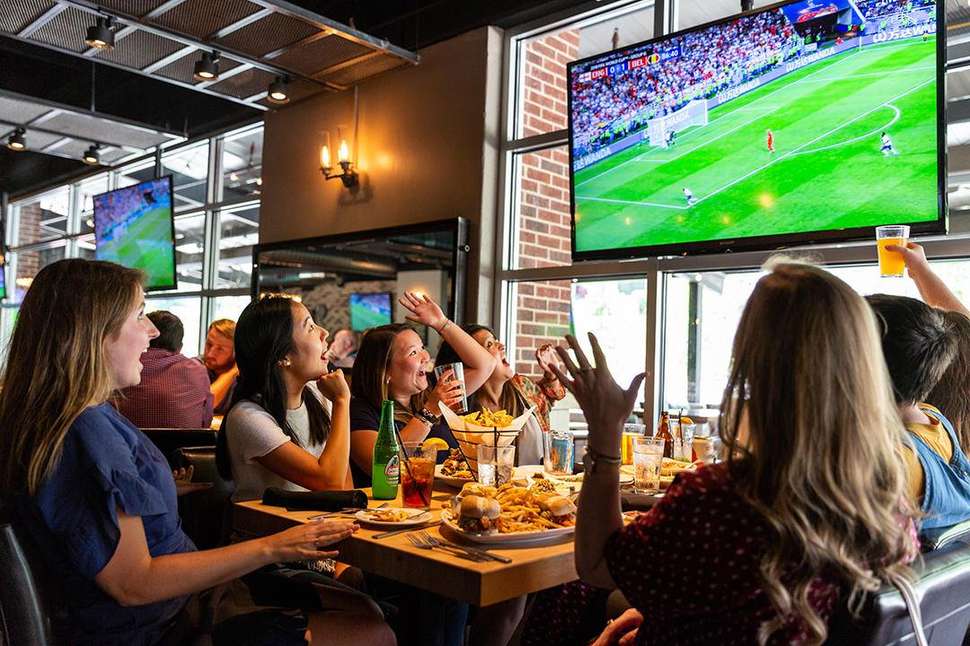 Frauen in Sportsbar